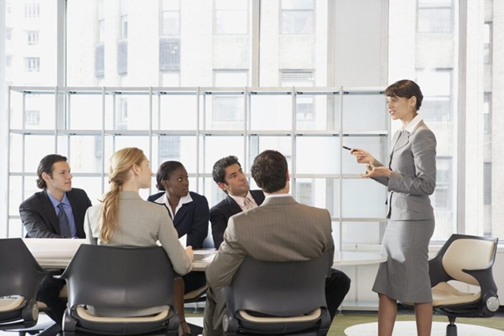 会議で参加者に説明している人